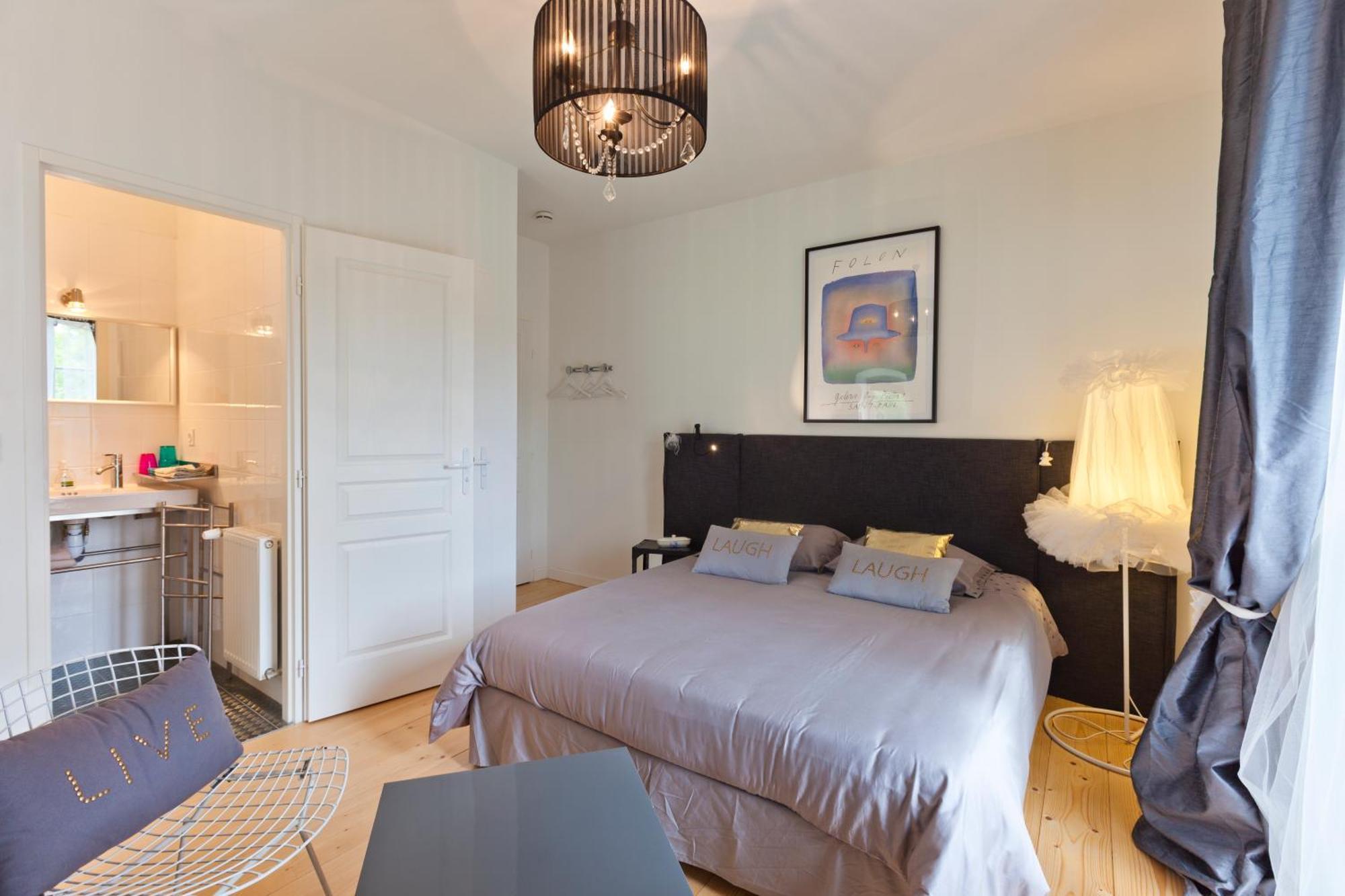 Bed and Breakfast La Tour Charlemagne Шато-Шалон Экстерьер фото