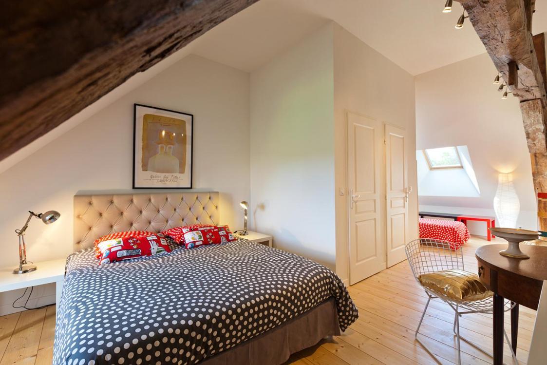 Bed and Breakfast La Tour Charlemagne Шато-Шалон Экстерьер фото