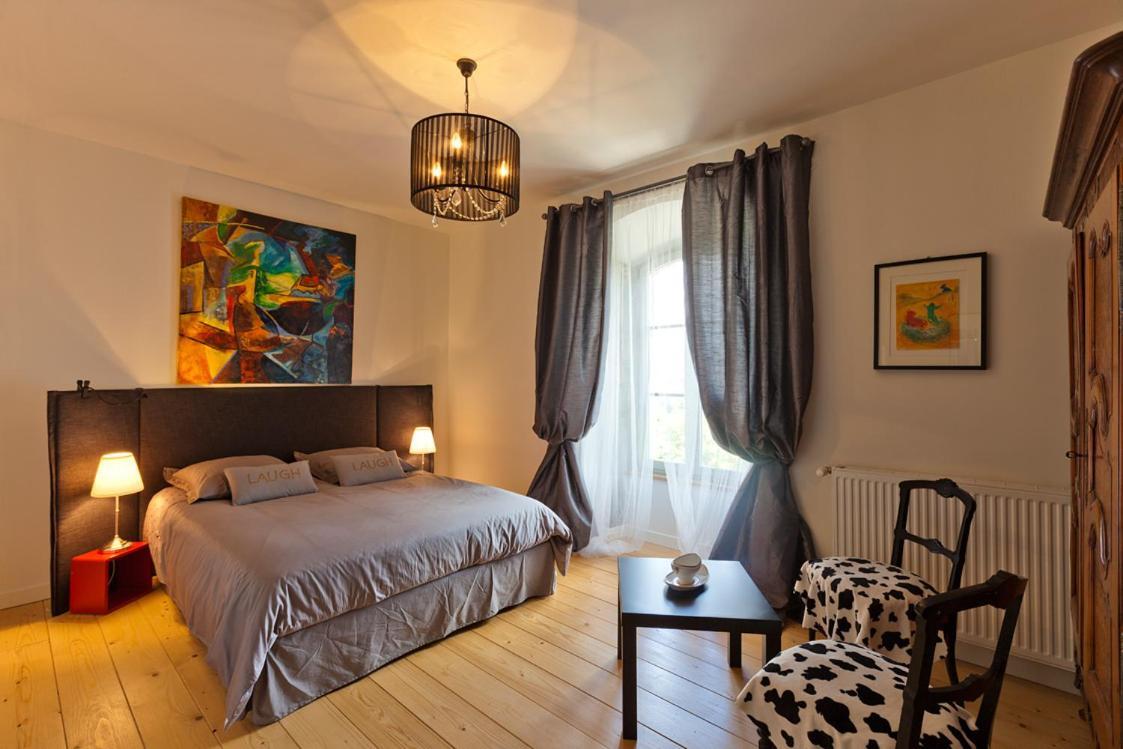 Bed and Breakfast La Tour Charlemagne Шато-Шалон Экстерьер фото