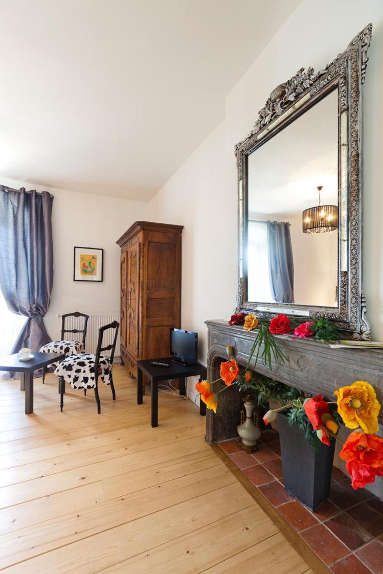 Bed and Breakfast La Tour Charlemagne Шато-Шалон Экстерьер фото